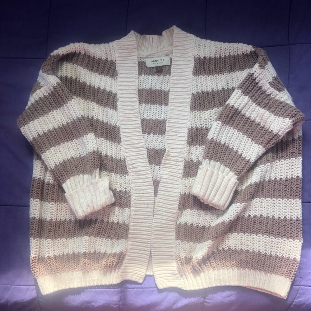 Cute stripped knit cardigan 💛💛